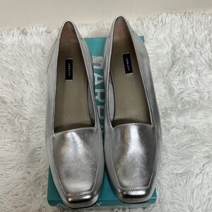 Aravon Women's Metallic Silver Flats